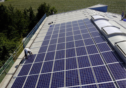 



Diese Anlage hat Ilzosurf noch mit dem alten Clip gebaut, aber schon mit Firstverbinder und Anbindung an die Attika. 
