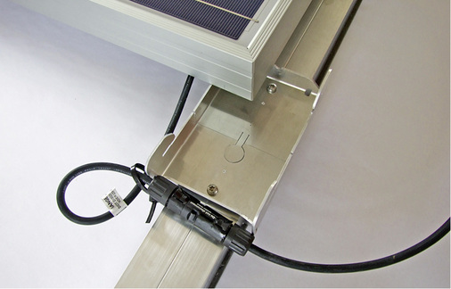 



Nur noch einen neuen Clip braucht der Monteur, um vier Modulecken zu befestigen.
