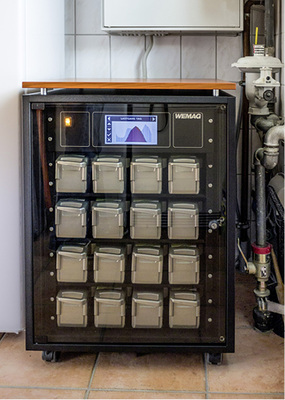 
Die Wemag in Schwerin hatte einen Heimspeicher mit gebrauchten Batterien aus Elektrofahrrädern im Angebot. Inzwischen ist sie auf neue Speicher umgestiegen.



