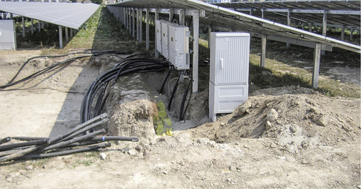 



Die Planer haben sich für Stringwechselrichter entschieden und hätten so ein Kommunikationsnetz aufbauen müssen. Das sparen sie sich mit der Powerline Communication.
