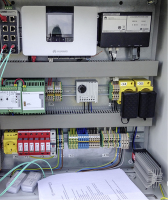 <p>
</p>

<p>
Unscheinbar, aber wirkungsvoll: Die schwarze PLC-Box sitzt ganz oben rechts im Anschlusskasten des Trafos. 
</p> - © Foto: Solarpraxis Engineering

