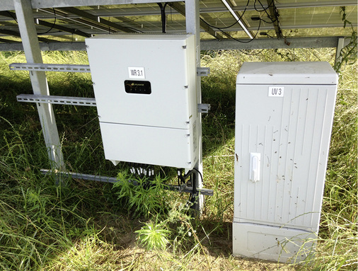 



In den Wechselrichtern ist ein PLC-Modul integriert, das die Datensignale aus der Stromleitung auslesen kann.
