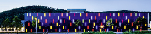 
Bei dieser Fassade für das Bürogebäude von Omicron wurden Glas-Glas-Module und LED-Glas-Elemente kombiniert. So ist die Fläche nachts nicht einfach nur dunkel, sondern leuchtet punktuell in den Firmenfarben.



