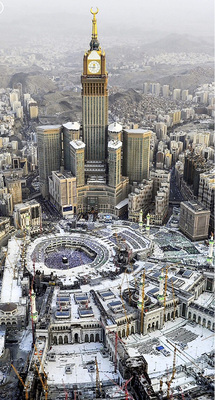 
Rund um die Heilige Moschee in Mekka drehen sich gerade die Kräne. Modernisierungsmaßnahmen sollen für die Besucher künftig mehr Komfort und Sicherheit schaffen.




