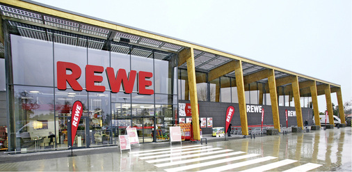 



Der Betreiber dieses Supermarkts in Berlin will mit dem riesigen Solarvordach darauf aufmerksam machen, dass er auf Photovoltaik setzt. Die Anlage wird hier zum konkreten Marketingmittel.
