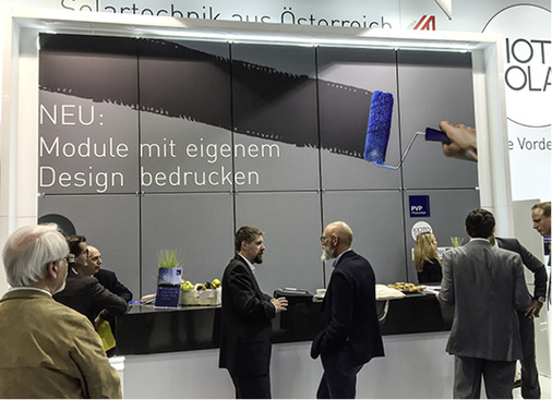 <p>
</p>

<p>
Die Besucher der Intersolar nahmen die Energiefassade kaum auf den ersten Blick wahr – der beste Beweis, dass die bedruckten Module ihre Aufgabe erfüllen.
</p> - © Foto: Kioto Solar

