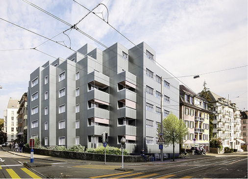 
Das erste PVP-Projekt mit grau bedruckten Modulen steht in der Schweiz. Das Mehrfamilienhaus ist ein echtes Leuchtturmprojekt und Beispiel für andere Architekten.
