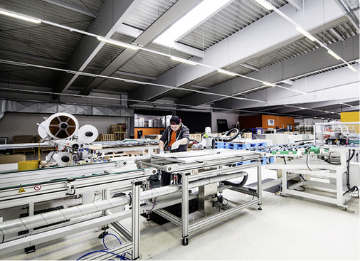 



Die Produktion ist so flexibel, dass sie innerhalb einer halben Stunde komplett auf eine andere Modulform oder -größe umgestellt werden kann.
