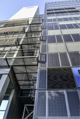 



Die 14 Stockwerke der Südwestfassade in Wien sind mit drei verschiedenen Modulgrößen realisiert. Dazu kommen noch einige Anschlussmodule an den Ecken des Gebäudes.
