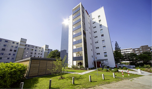 



In ganz neuem Glanz erstrahlt der einst graue Block. Zur ästhetischen Aufwertung kommt aber noch das gelungene Energiekonzept, das auf der Fassadenintegration von Solarmodulen beruht.
