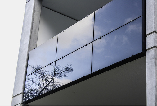 



Auch an die Balkkonbrüstungen haben die Installateure Solarmodule montiert.
