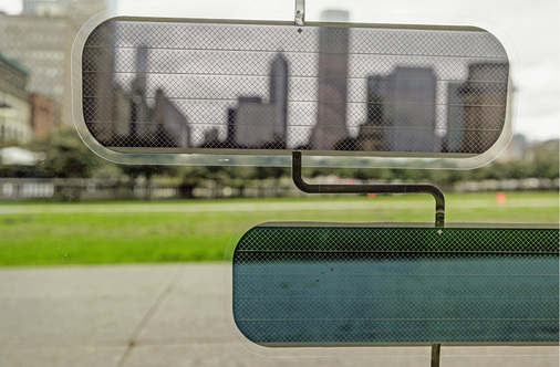 
Grau und Grün sind neben Blau die derzeit bevorzugten Farben der Architekten für die Verglasung von Fassaden. Deshalb hat Merck zusammen mit Belectric OPV semitransparente Folien in diesen Farben hergestellt.



