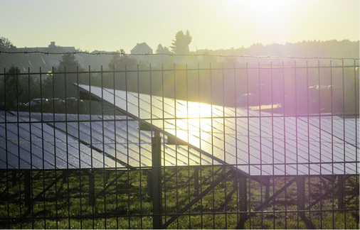 <p>
Die Blendwirkung, die von einer Solaranlage ausgeht, kann im Straßen-, Schienen- und Luftverkehr gefährlich werden.
</p>