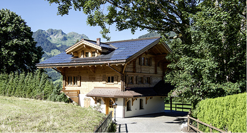 <p>
</p>

<p>
Bei der Sanierung eines Chalets in den schweizerischen Bergen kam das System Megaslate zum Einsatz. Es ist eines der meistverbauten Indachsysteme.
</p> - © Foto: Meyer Burger


