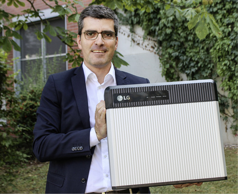 <p>
Santiago Senn
</p>

<p>
hatte diverse Managementpositionen inne, unter anderem bei Panasonic Europe, bei Gehrlicher Solar und beim Modulhersteller Sunpower, bevor er im Juni 2015 zu LG Chem nach Sulzbach im Taunus wechselte. Dort ist er als Direktor für das Geschäft mit Speicherzellen und Batterien in Europa zuständig. Sein Team in Sulzbach umfasst derzeit fünf Mitarbeiter.
</p>

<p>
</p> - © Foto: LG Chem

