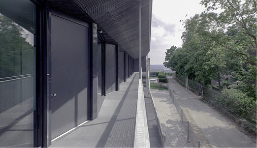 <p>
Bei hohen Sonnenständen im Sommer werden die großzügigen Fenster abgeschattet.
</p>