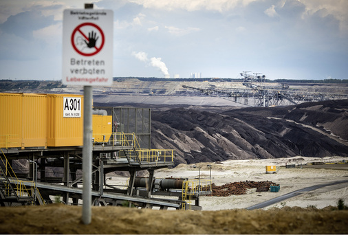 



Nein, das ist keine Mondlandschaft, sondern ein Kohletagebau. Die Rekultivierung wird Milliarden Euro kosten.
