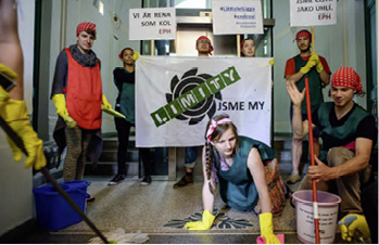 



Symbolisches Putzen: Tschechische Umweltschützer protestieren gegen den Deal von Vattenfall und EPH.
