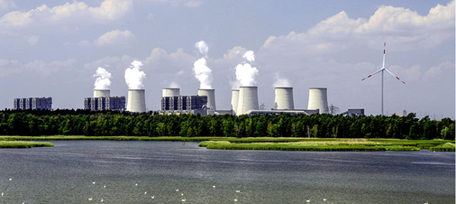 



Das Kraftwerk Jänschwalde verfeuert Braunkohle aus den Niederlausitzer Tagebauen.
