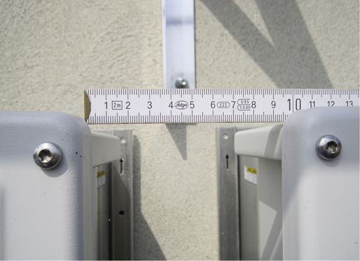 



Ungenügender Montageabstand: Die Frischluftansaugung erfolgt aus dem Abluftstrom des benachbarten Wechselrichters.
