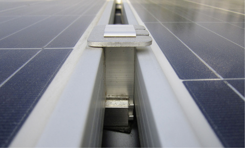 
Mangelhafte Befestigung: Aufgrund eines zu kurzen Längsträgers ist das rechte Modul auf dieser Seite überhaupt nicht festgeklemmt.
