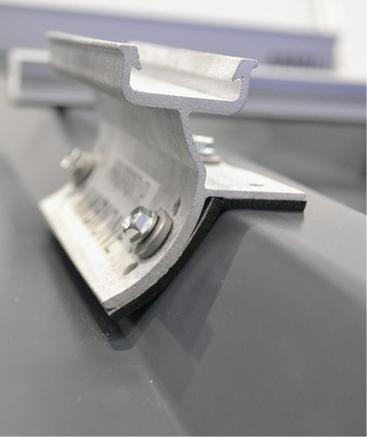 



Mit den fünf Bohrlöchern am seitlichen Schenkel und der EPDM-Dichtung deckt das Ambione alle Geometrien ab.
