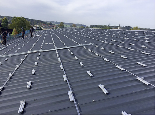 



Mit kurzen Schienen lösen die Anbieter von Montagesystemen die Ausdehnungsprobleme auf Trapezblechen.
