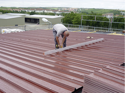 



Eine Variante für Neubau oder Sanierung: Jurchen Technology bringt das für die Installation der Solaranlage vorbereitete Trapezblech gleich mit.

