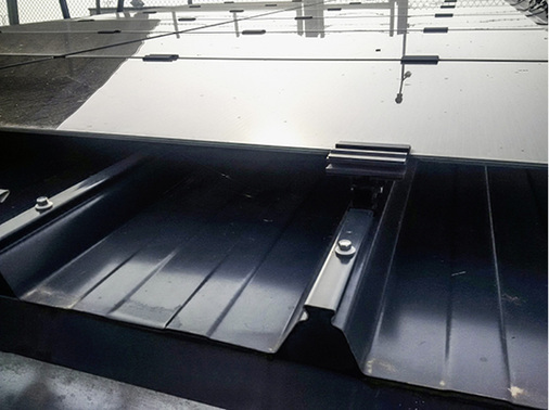 
In der Nut auf den Hochsicken wird ein spezieller Clip befestigt, in den der Installateur die Modulklemme einschiebt.
