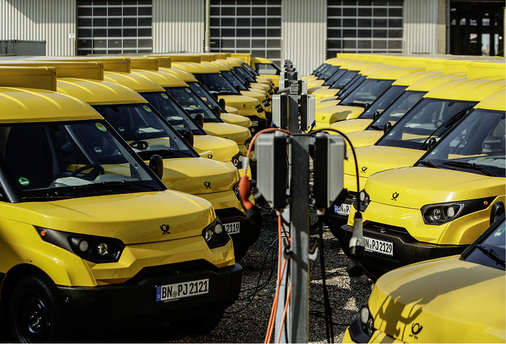 
Rund 1.000 Streetscooter sind derzeit im Zustelldienst unterwegs. Langfristig will die Post alle Fahrzeuge durch Elektromobile ersetzen.



