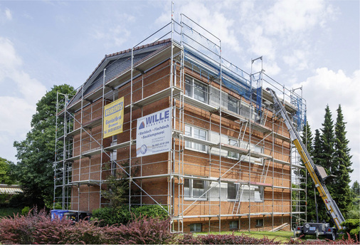 <p>
</p>

<p>
Henne-Haus in Oldenburg: Auf das Flachdach wurde ein Schrägdach aufgesetzt, um bessere Bedingungen für die Photovoltaik zu erreichen.
</p> - © Foto: Henne

