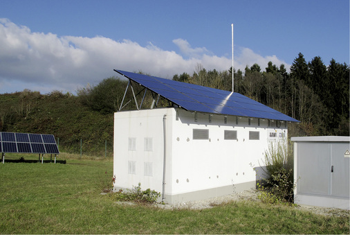 <p>
Ehemaliges Wechselrichterhäuschen mit Trafostation rechts daneben. Seit dem Repowering befinden sich darin AC-Verteilerkästen.
</p>