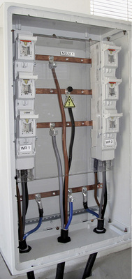 
Einblick in einen Wechselstromverteiler.
