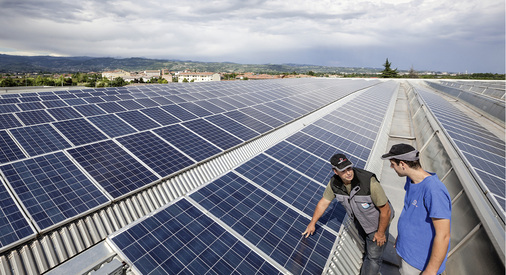 <p>
Viele Solargeneratoren sind in die Jahre gekommen. Der Austausch der alten Module durch neue, leistungsstärkere Paneele sichert hohe Erträge.
</p>

<p>
</p> - © Foto: Fronius

