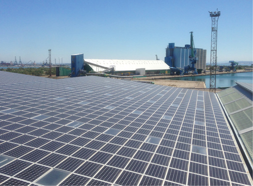 
Die Solardachanlage in Port-Saint-Louis-du-Rhône bei Marseille: 112 Wechselrichter M50A von Delta sind hier im Einsatz.
