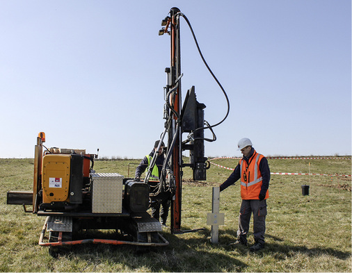 <p>
</p>

<p>
Die Monteure müssen vorher genau ausmessen, wie tief sie die Modulpfosten rammen können. Denn die unter dem Boden liegende Dichtungsschicht darf nicht beschädigt werden.
</p> - © Foto: IBC Solar

