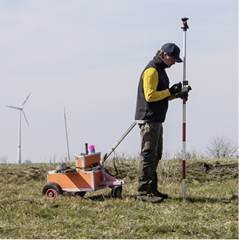 <p>
</p>

<p>
Vor der Proberammung muss der genaue Standort der Module vorher exakt vermessen werden.
</p> - © Foto: IBC Solar

