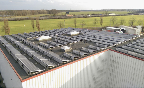 
Die Solardachanlage erzeugt jährlich 7.000 bis 11.000 Kilowattstunden, was zwölf Prozent des Bedarfs entspricht.
