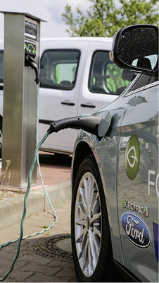 
Pro Tag kommen bis zu 100 Fahrzeuge zur Werkstatt oder auf den Speditionshof. Darunter auch Stromer.
