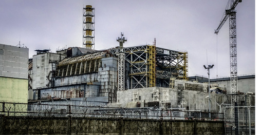 



Nach der Reaktorkatastrophe von 1986 befindet sich noch immer das Gros des hoch radioaktiven Materials im Reaktor 4. Die Schutzhülle ist 110 Meter hoch.
