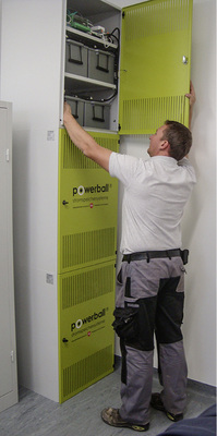 



Installateur Christian Dehm begutachtet den Speicher bei einem Gewerbekunden in Friedrichshafen.
