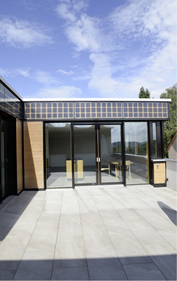 
Die Solarfassade umspannt das Wohnhaus wie ein Band. 
