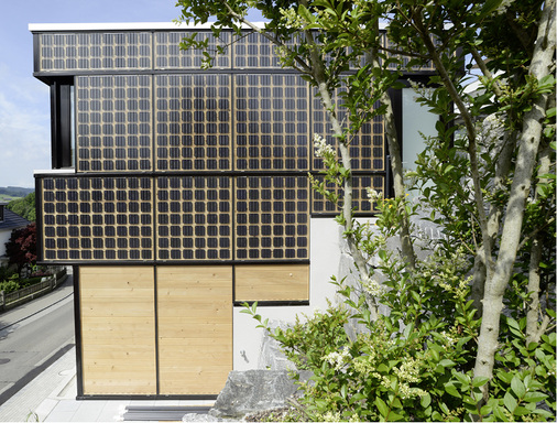 
Verbaut wurden bifaziale Doppelglasmodule von Axsun. Zell- und Stringabstände wurden so bemessen, dass eine homogene Fläche entsteht.
