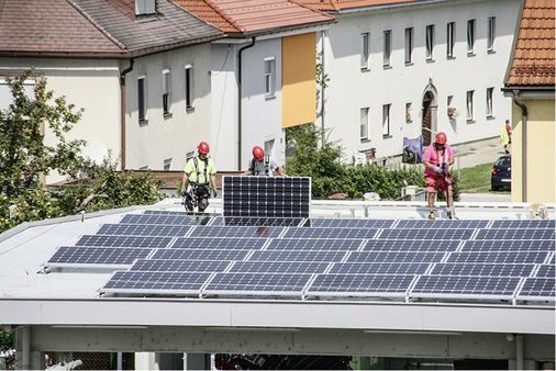 



Auf einer ganzen Reihe von Dächern in St. Veit sind schon Photovoltaikanlagen installiert. Mit dem 1.000-Dächer-Programm will die Stadtverwaltung den Ausbau weiter beschleunigen.
