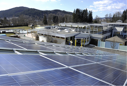 



Die meisten öffentlichen Gebäude sind mit Solaranlagen ausgestattet.
