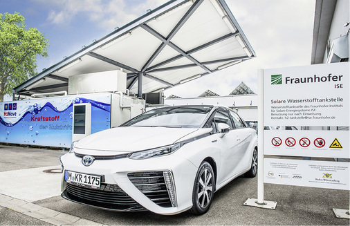
Die solare Wasserstofftankstelle am Fraunhofer ISE gibt es seit März 2012. Auf diesem Foto tankt der Brennstoffzellen-Pkw Toyota Mirai. 
