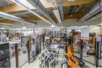 



Blick in die Fertigungshalle von Solarwatt.
