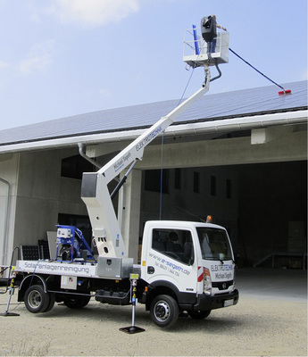 <p>
</p>

<p>
Mobile Hebebühnen bieten sich an, um Dachgeneratoren zu pflegen. Auch Thermografieaufnahmen und Sichtprüfungen auf Sturmschäden lassen sich damit erledigen.
</p> - © Foto: Rothlehner

