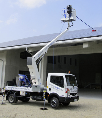 



Mobile Hebebühnen bieten sich an, um Dachgeneratoren zu pflegen. Auch Thermografieaufnahmen und Sichtprüfungen auf Sturmschäden lassen sich damit erledigen.
