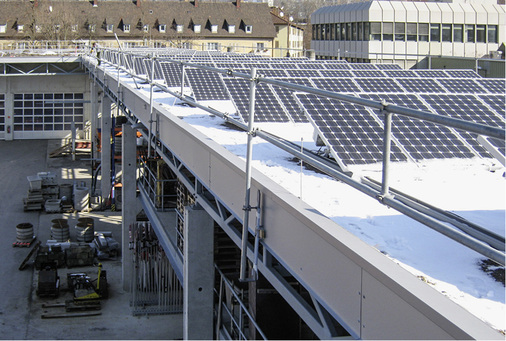 



Diese Absturzsicherung erspart die Kompletteinrüstung des Daches. Entwickelt wurde sie von Dachdeckermeister Karl-Josef Simon, Geschäftsführer der Firma Sifatec (Infokasten umseitig).
